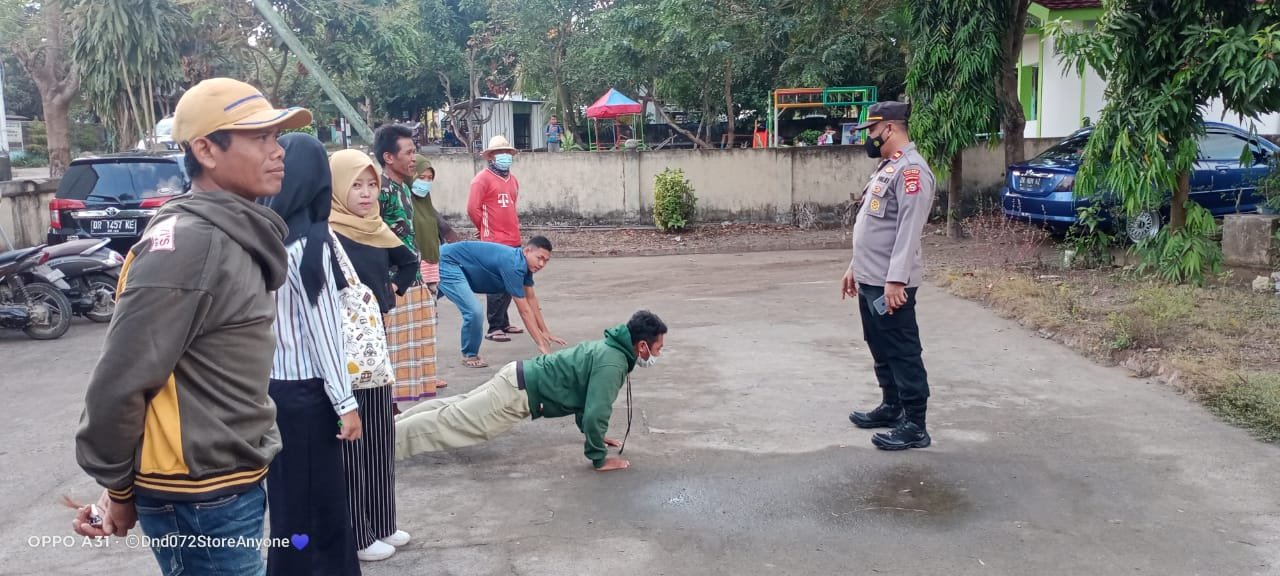 Tidak Menggunakan Masker, Polsek Praya Timur Sangsi Push Up 18 Warga