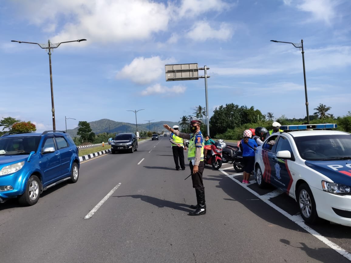 Tertibkan Jalur By Pass BIL II, Sejumlah Pengendara Roda Dua Terobos Jalur Cepat Ditindak Sat Lantas Polres Lombok Barat