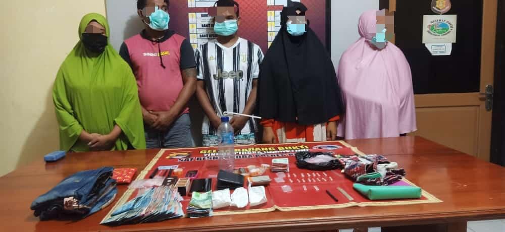 Bima Kota Makin Parah, Dua Pasutri dan Seorang Ibu Rumah Tangga Kompak Jualan Sabu dan Ditangkap Polisi