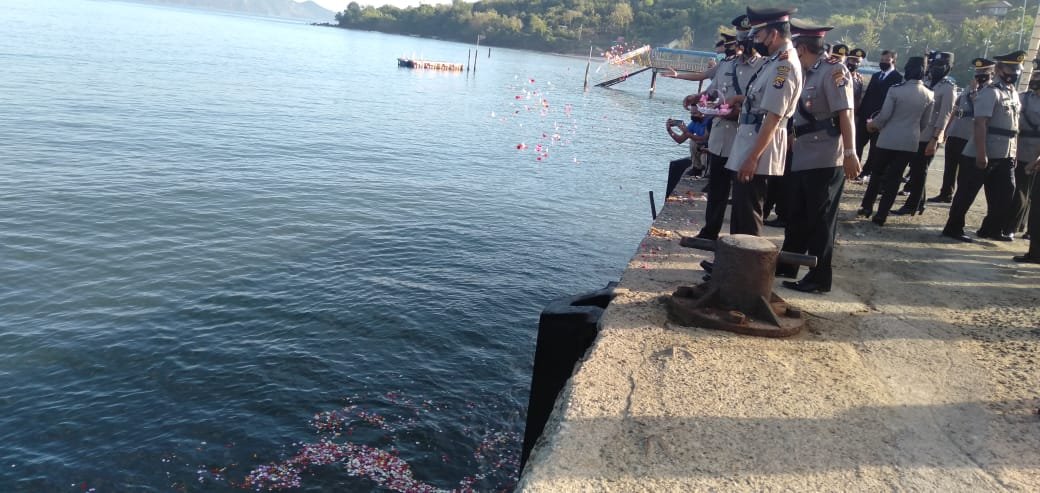Hormati Pahlawan, Kapolres Sumbawa Barat Pimpin Tabur Bunga ke Laut