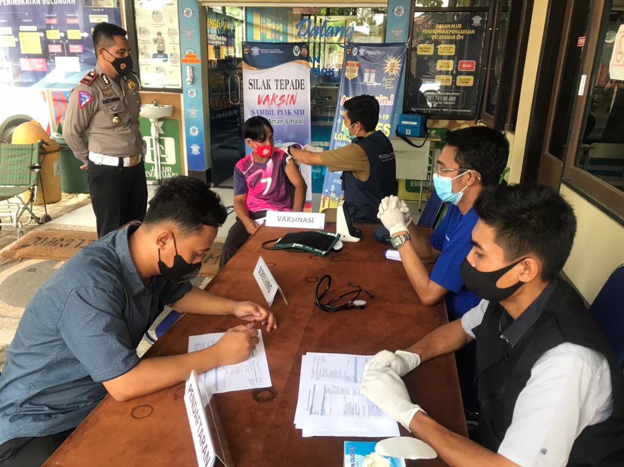 Dukung Target Sejuta Vaksin, Pemohon SIM di Polres Lombok Barat Dapatkan Layanan Vaksin Gratis