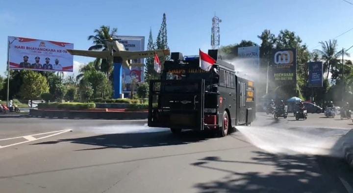 Antisipasi Lonjakan Penyebaran covid19, Polda NTB Kerahkan 3 Mobil Water Cannon Semprotkan Desinfektan di Kota Mataram