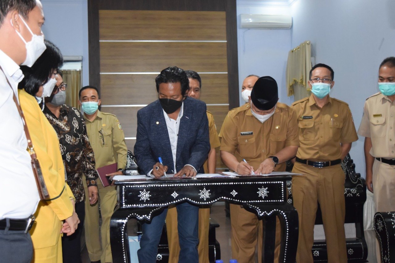 Penandatanganan Penyerahan Hibah Pembangunan Jalan PT  Hot Planet Indonesia