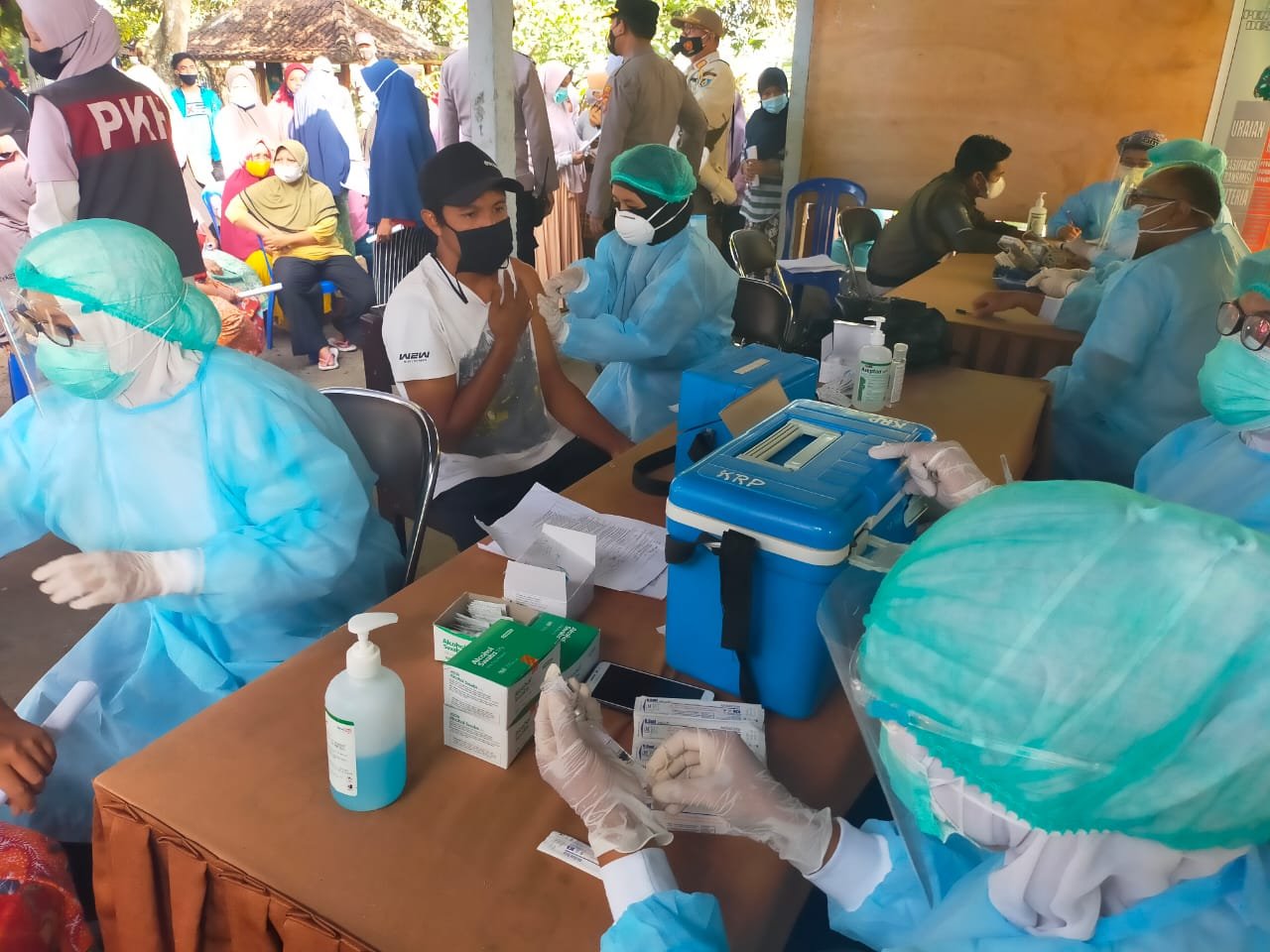 Gerai Vaksinasi Massal di Kuripan dan Jagaraga Lombok Barat Diserbu Warga