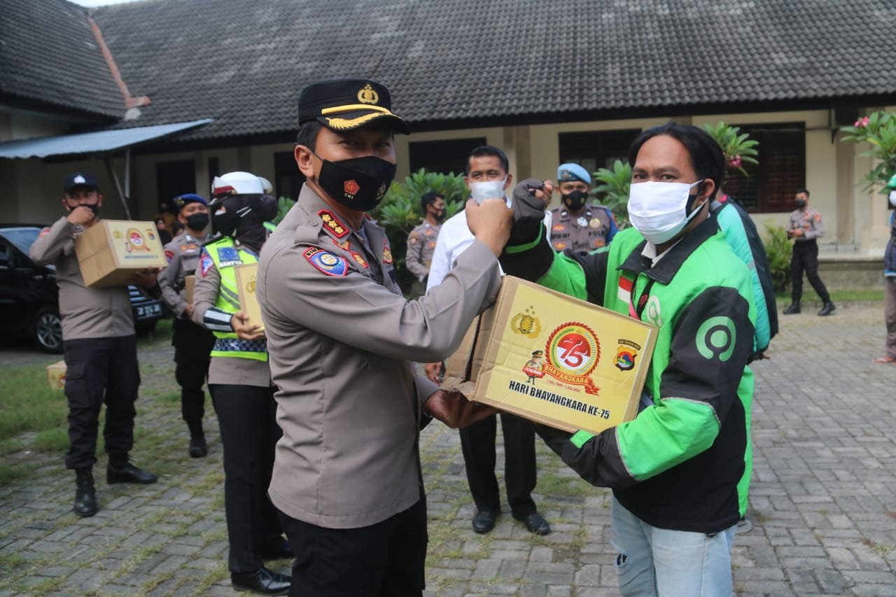 Giliran Nelayan dan Driver Gojek Dapat Bantuan Masker dan Paket Sembako Polda NTB