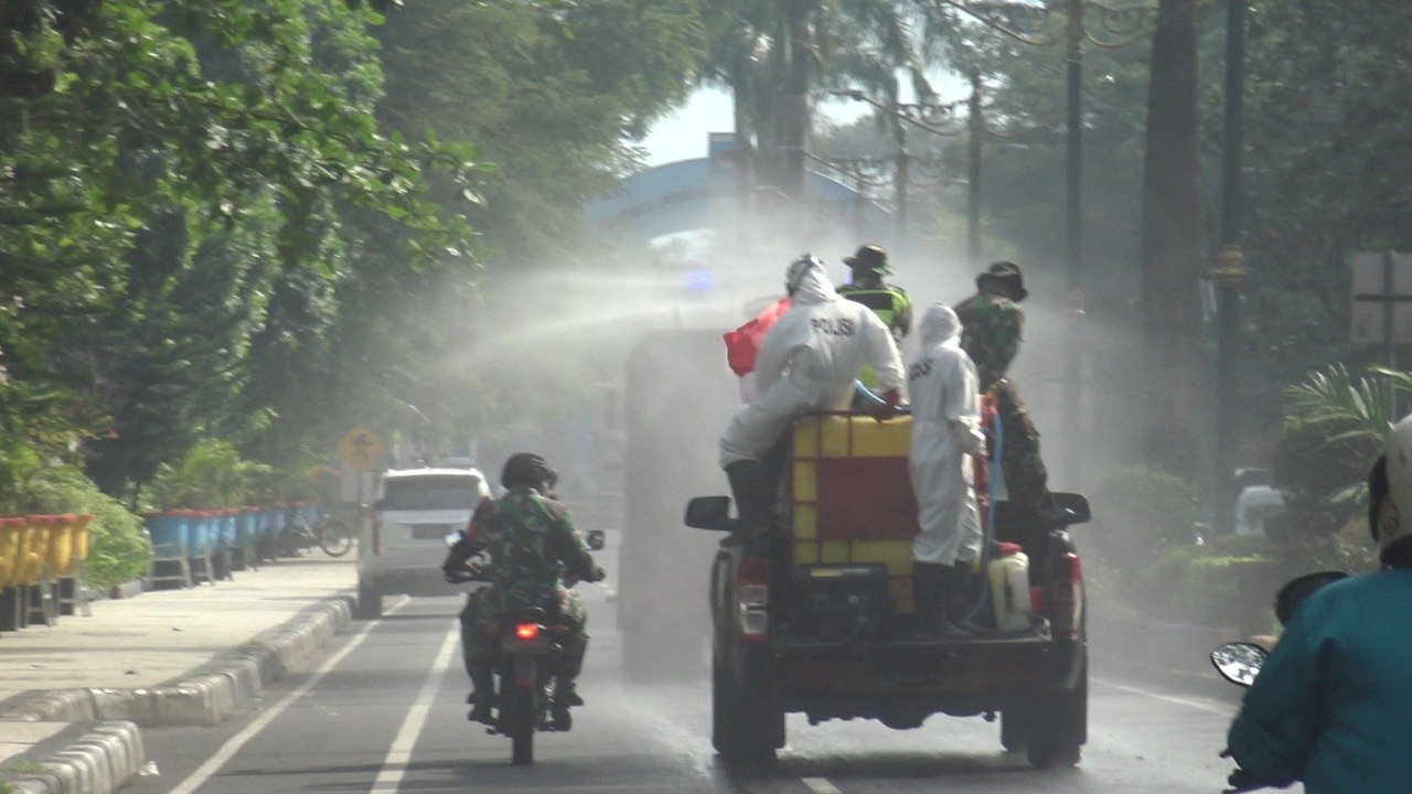 Corona Makin Serang Mataram dan NTB,  Brimob Polda NTB Intensif Semprotkan Cairan Disinfektan