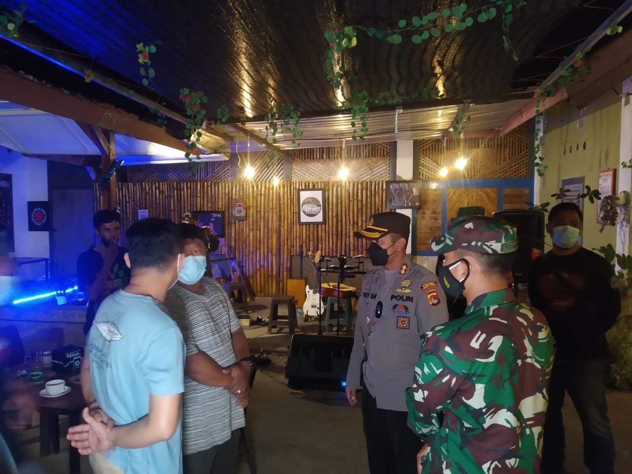 Angkringan Hingga Tempat Remang Remang Disisir Gabungan Tim Covid Lombok Tengah