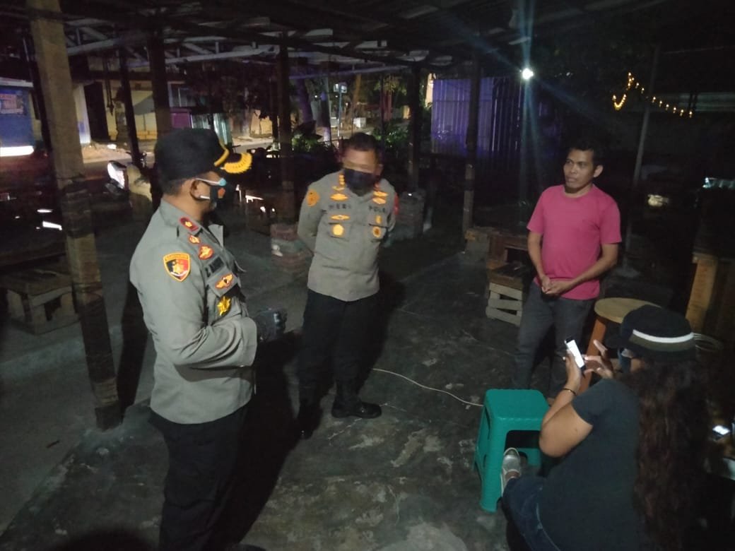 Gelar Patroli PPKM Darurat, Kapolresta Mataram Bagikan Ratusan Paket Sembako untuk PKL