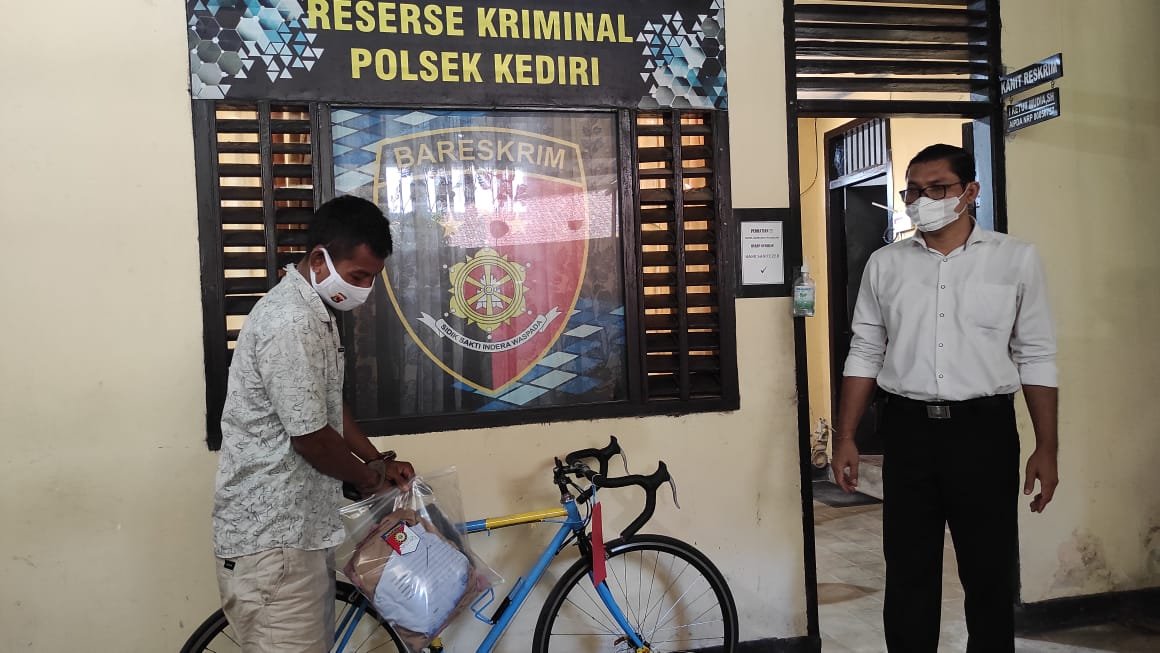 Kalah Taruhan Bola Jeded Nekat Panjat Tembok Rumah Curi Sepeda Ontel