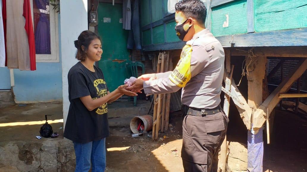 Bagi Daging Qurban Kapolresta Mataram dan Jajaran Antar Langsung ke Setiap Rumah Warga