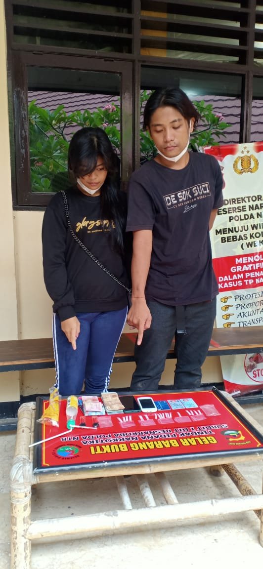 Merajut Asmara Dengan Narkoba, Sepasang Kekasih di Mataram Digelandang ke Sel Tahanan