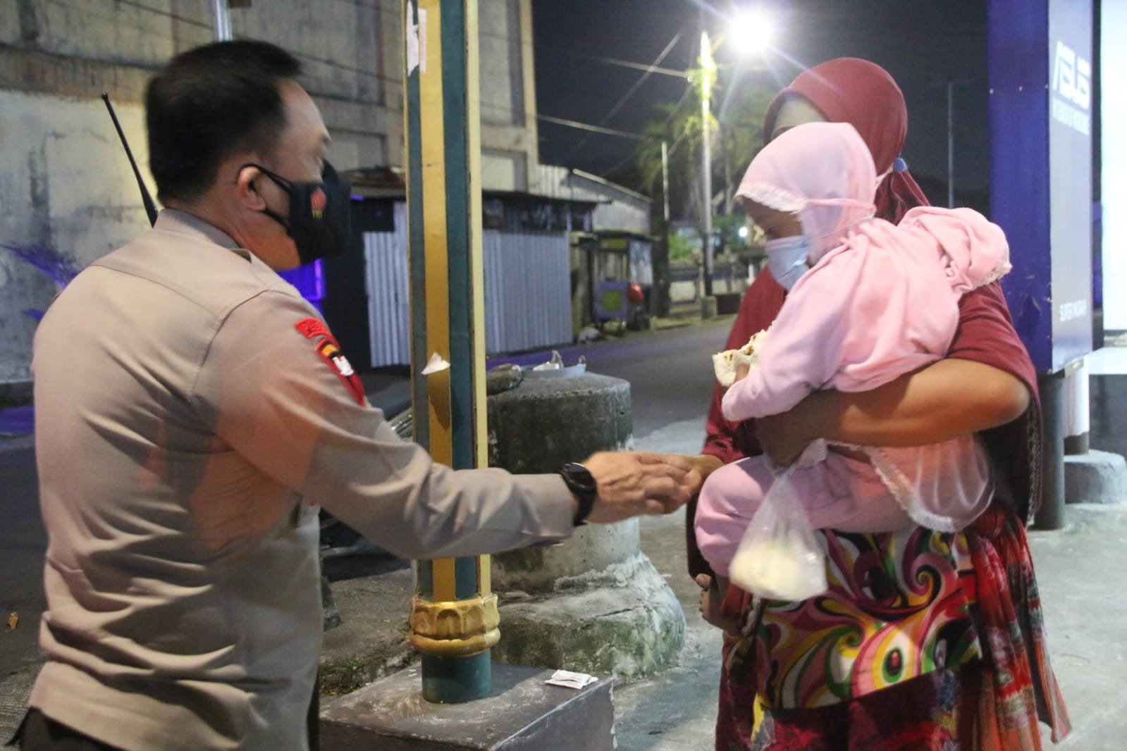 Imbangi PpKm Darurat, Polda NTB Gelar Patroli Skala Besar Sentuh PKL dan Pemulung di Kota Mataram