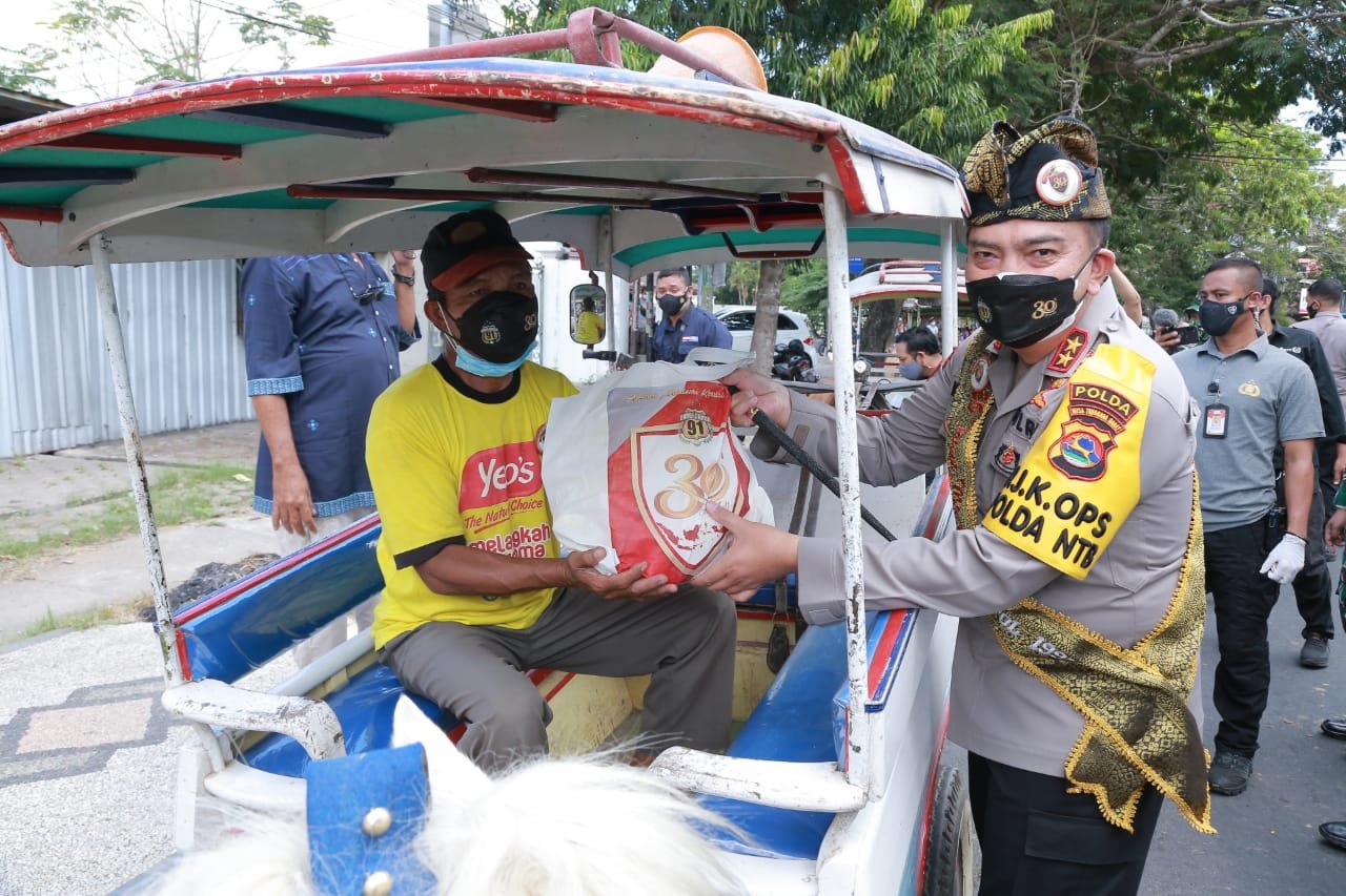 Peringati 30 Tahun Alumni Akpol, Kapolda NTB Bagikan 2500 Paket Sembako