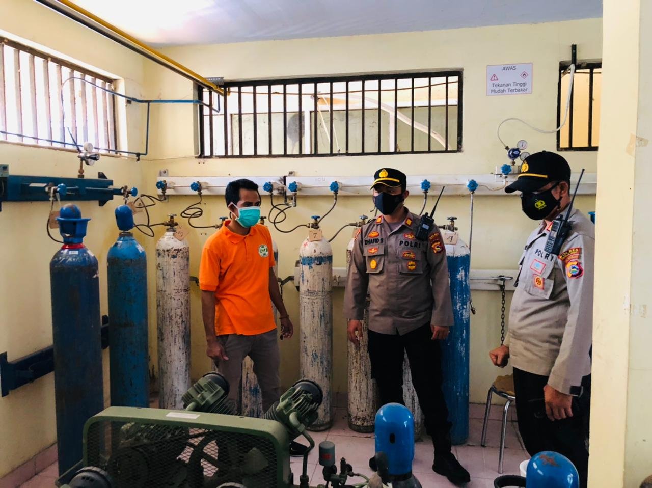 Pastikan Tabung Oksigen aman,  Polres Lobar Rutin Melakukan Pengawalan dan Pengecekan ke Penyuplai