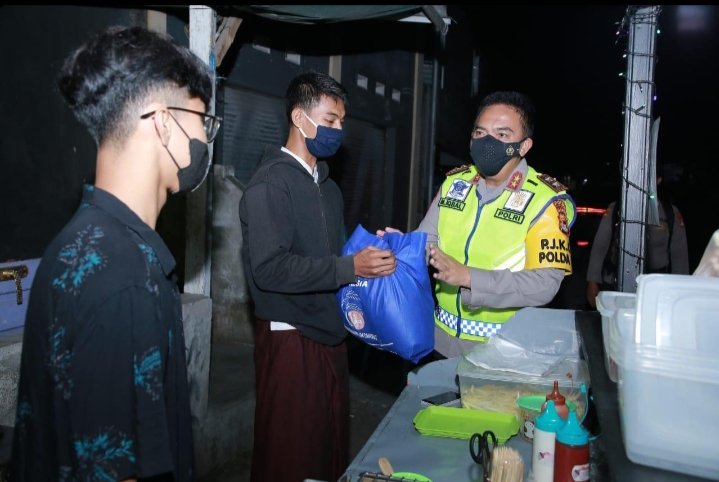 Susuri Jalanan Kota Mataram, Kapolda NTB Sentuh Pedagang Kaki Lima Bagikan 500 Paket Sembako