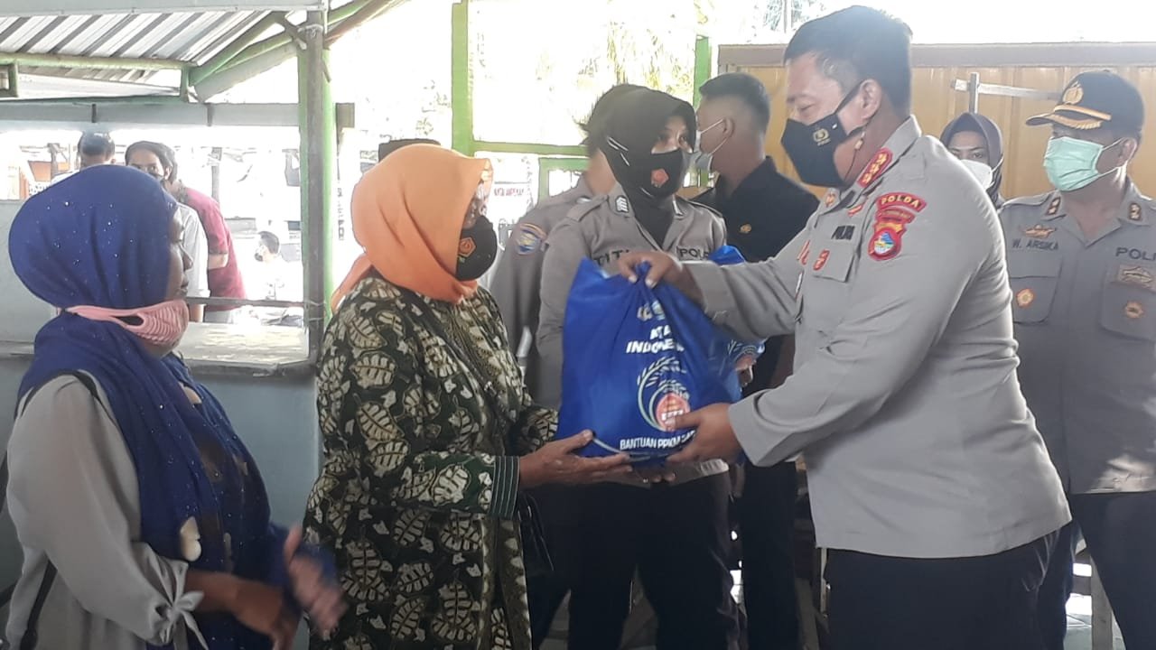 PKL Pantai Ampenan Kibarkan Bendera Putih, Polda NTB Empati dan Bawakan Sembako