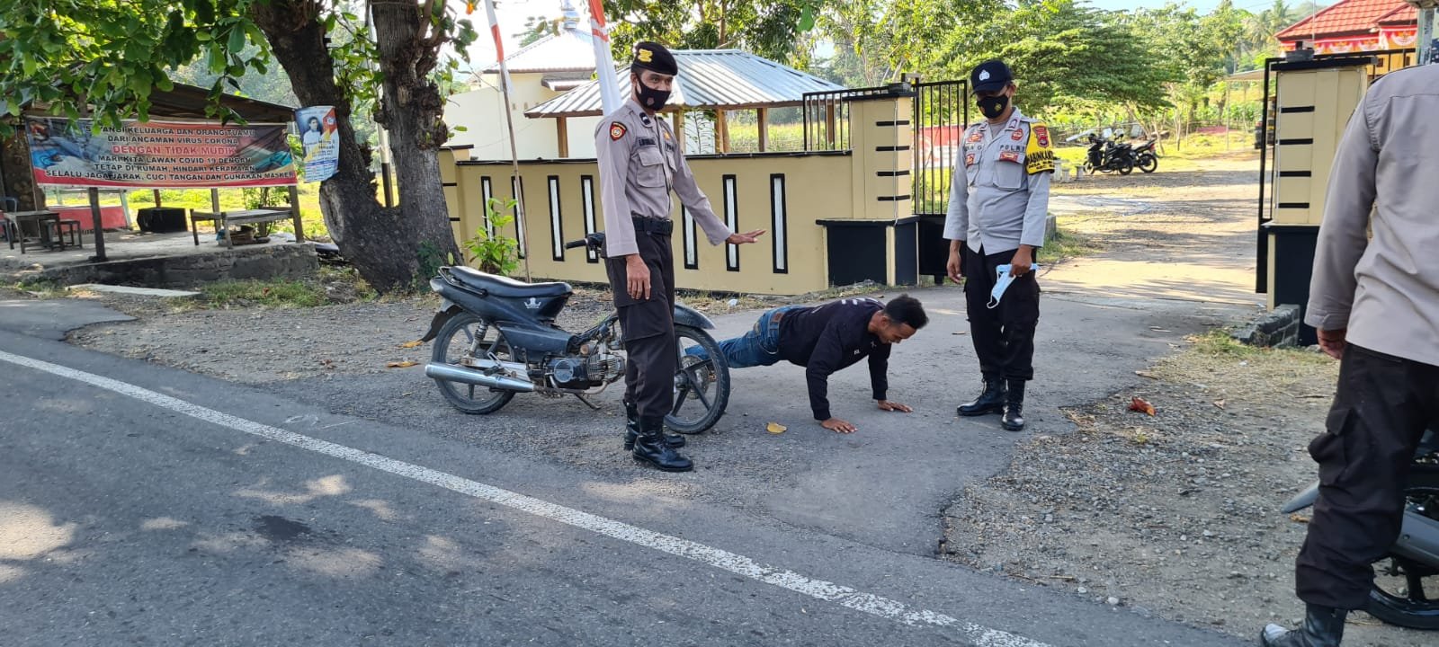 Langgar Prokes, Anggota Polsek Buer Sumbawa Besar Tindak Warga dengan Push Up dan Sit Up