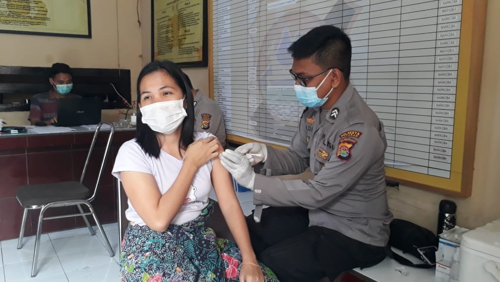 Senyum Sumringah Tahanan Polresta Mataram Jalani Suntik Vaksinasi Covid-19