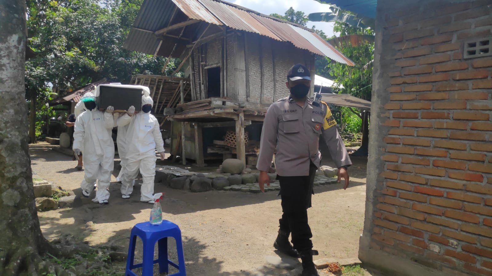 Proses Pemakaman Jenazah Covid-19 Dikawal Polsek Lingsar