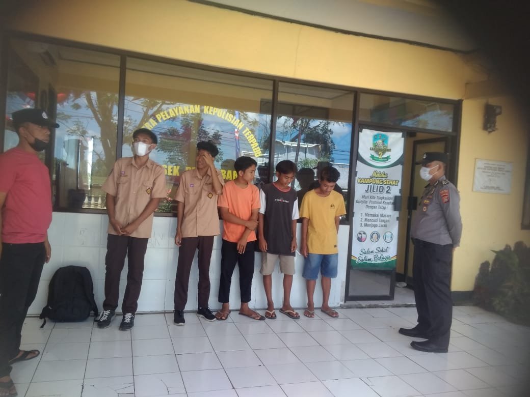 Patroli Siang Bolong, Anggota Polsek Praya Barat Bubarkan Pelajar yang Siap Tempur di Bendungan Batujai