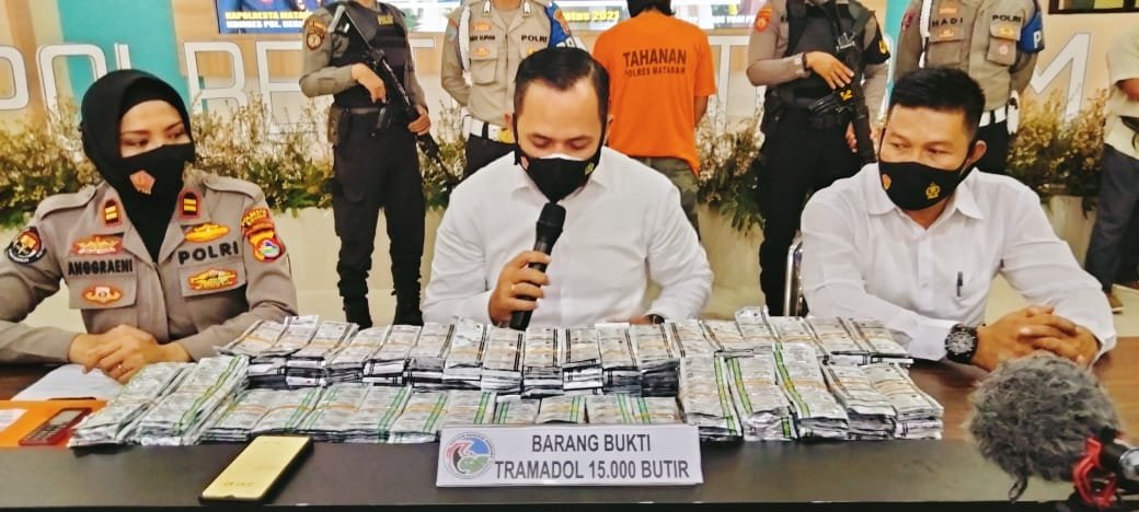 Kurir Asal Lombok Tengah Diamankan Bersama 15 Ribu Butir Tramadol Kiriman Jakarta