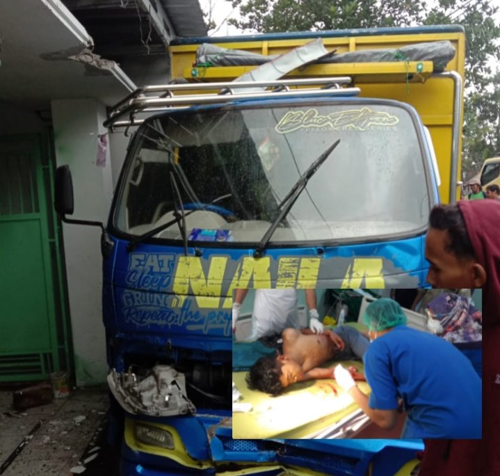 Hilang Kendali Truck Hino Hantam Pembatas Jalan dan Rumah Warga, Seorang Pelajar Luka Parah