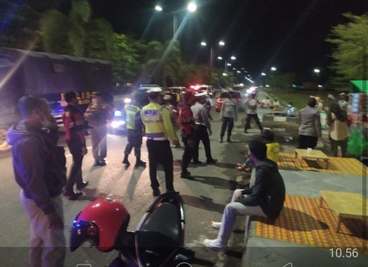 Patroli Gabungan TNI Polri KSB Tekankan Prokes dan Berbagi Puluhan Paket