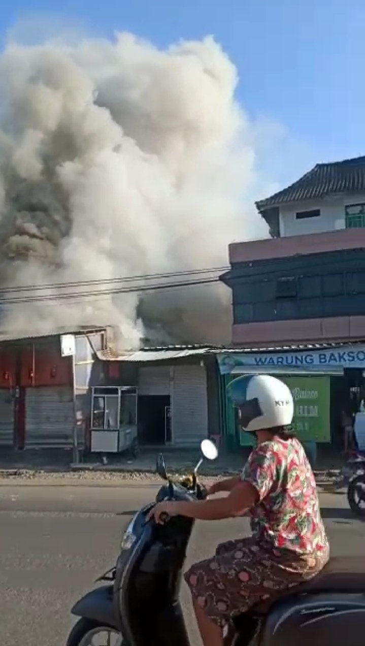 Kepulan Asap Tebakaranya Toko Pakaian di Kediri Lombok Barat, Kerugian Ditaksir 500 Juta