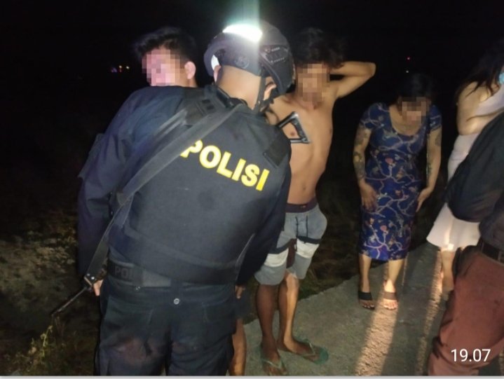 Patroli Malam Minggu, Polres Lobar Temukan Perempuan dan Waria Mabuk di Pematang Sawah