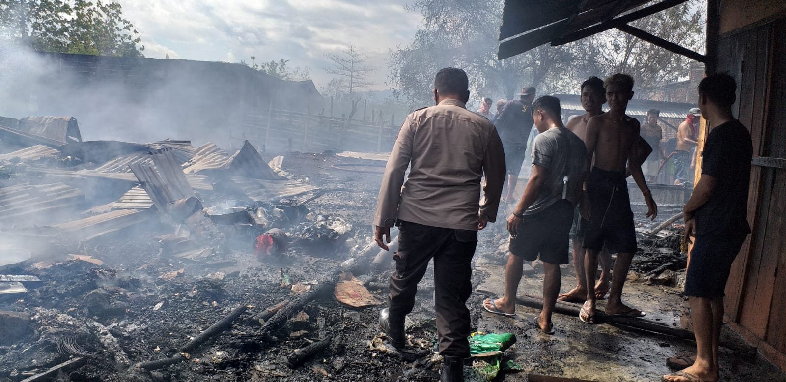 Puluhan Lapak Pedagang Sayur Terminal Ginte Ludes Terbakar