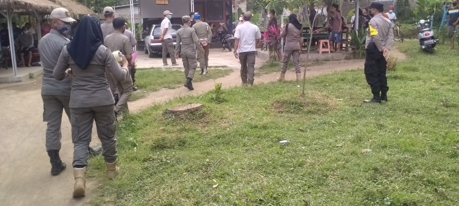 Tim Gabungan Diterjunkan Merazia Sejumlah Cafe dan Warung Remang Remang yang Menjual Miras Tradisional