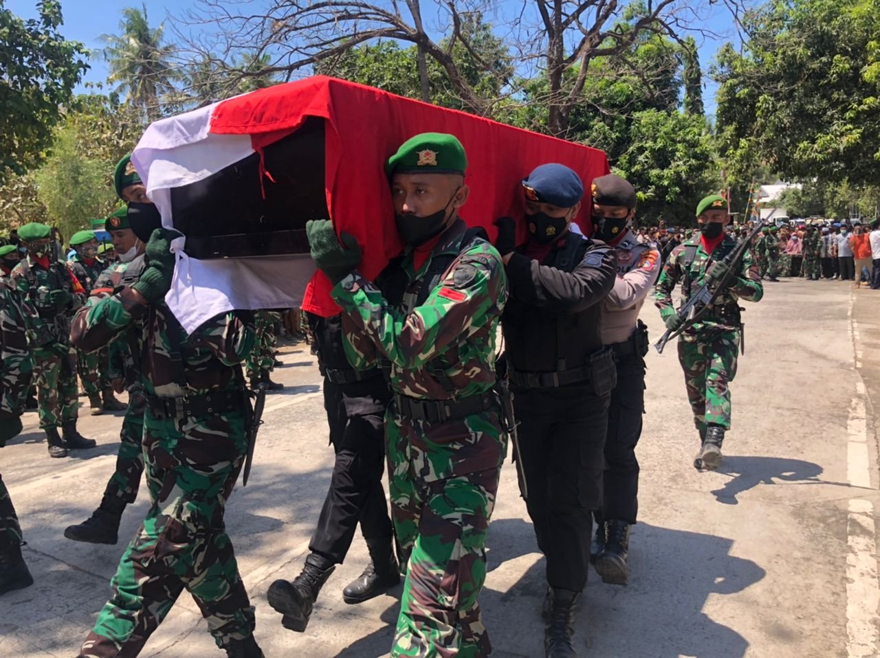 Prajurit TNI Asal Bima yang Gugur Diberondong Peluru KKB Papua Dimakamkan Secara Militer