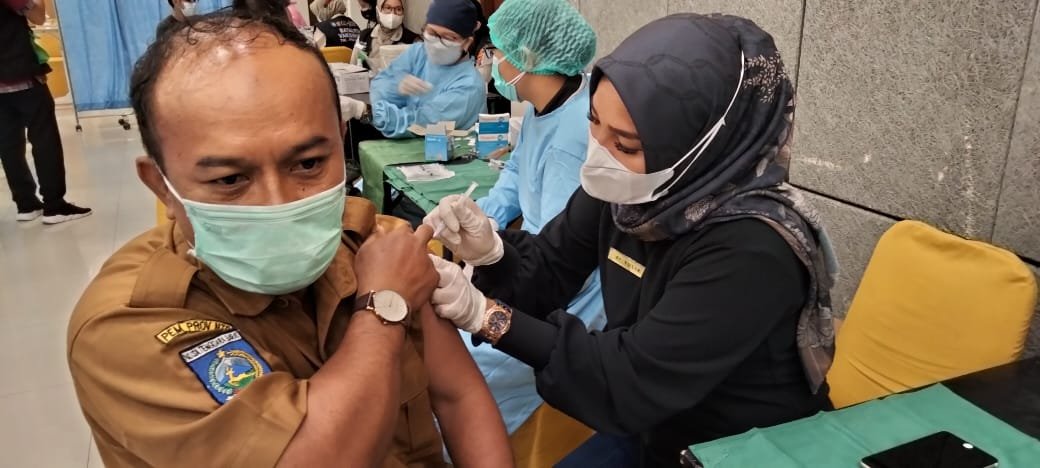 Sangat Antusias Masyarakat Kota Mataram Ikuti Vaksin Merdeka di Ballroom Islamic Center