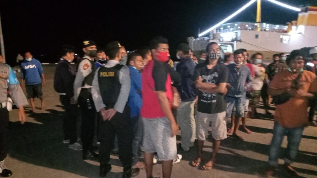 Protes Jadwal Keberangkatan, Polisi Pertemukan Sopir Tujuan Waingapu NTT dan Pihak KM. Egon