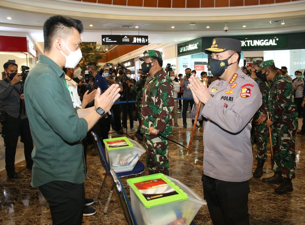 Tinjau Serbuan Vaksin di Kalbar, Kapolri Tekankan Penguatan Prokes dan Percepatan Vaksinasi