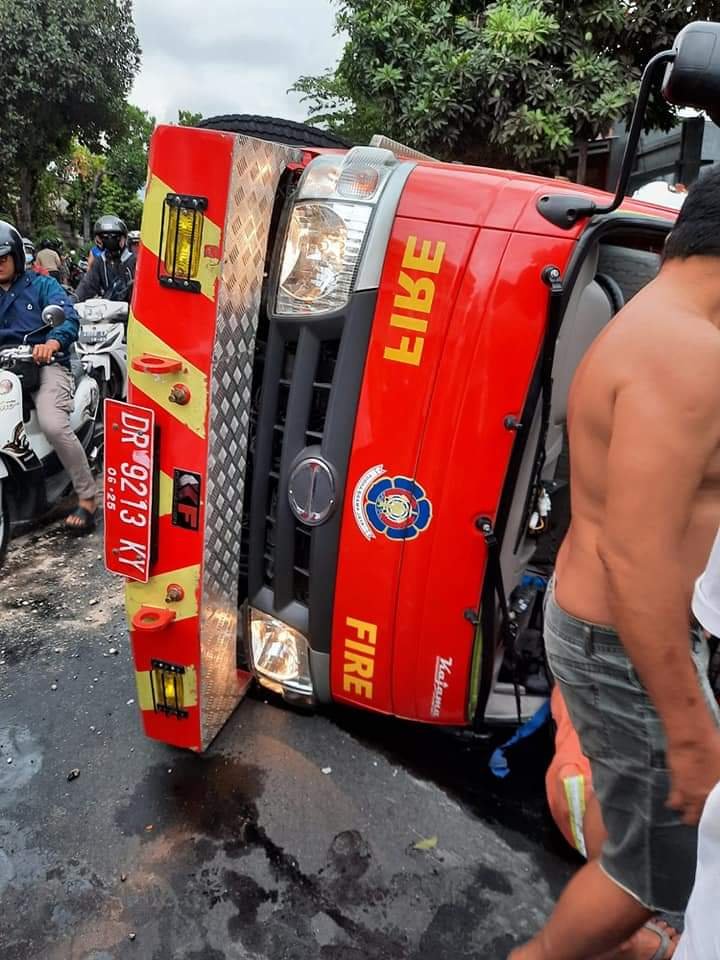 Mobil Damkar Lotim Terbalik, 6 Crewnya Luka Parah Dilarikan ke Rumah Sakit