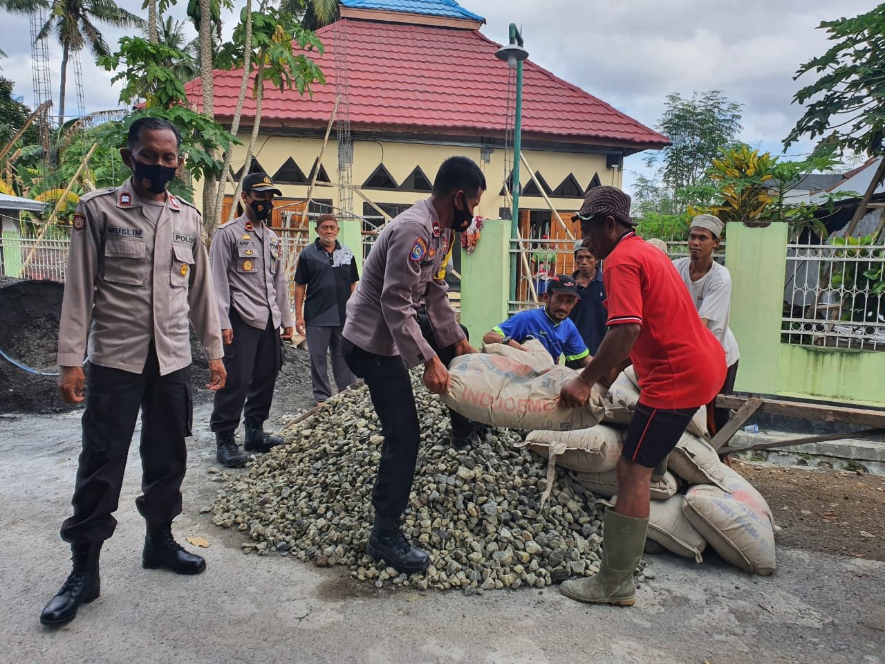 Kapolsek Dompu dan Anggota Sumbang 10 Sak Semen Untuk Pembangunan Masjid