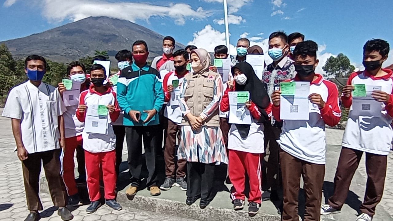 Wagub NTB Tinjau Vaksinasi Siwa SMAN 1 Sembalun Lombok Timur
