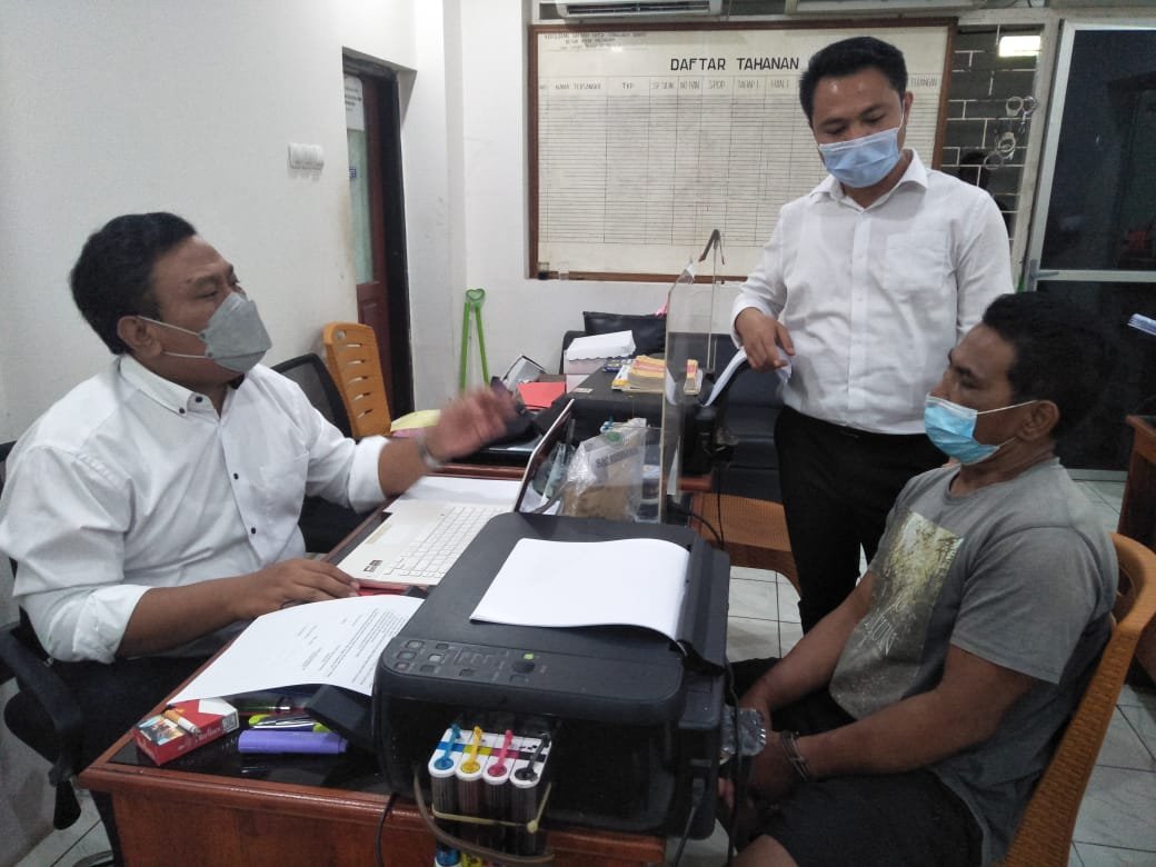 Mau Ngibulin Polisi dengan Berusaha Hilangkan Barang BUkti, Dua Pengedar Narkoba Abian Tubuh Langsung di Borgol