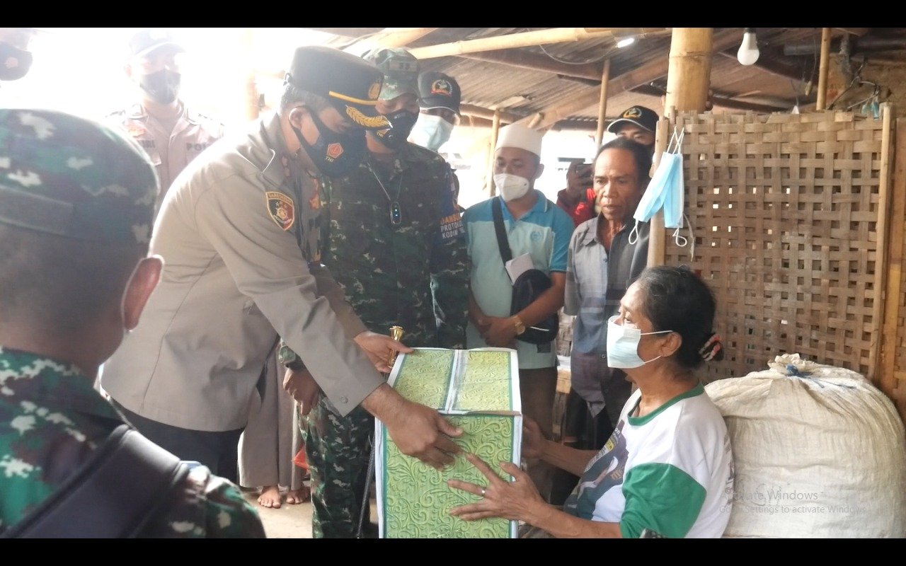 Geber Target 70 Persen Vaksin, TNI-Polri di Lombok Tengah  Datangi Rumah Warga dan Beri Sembako