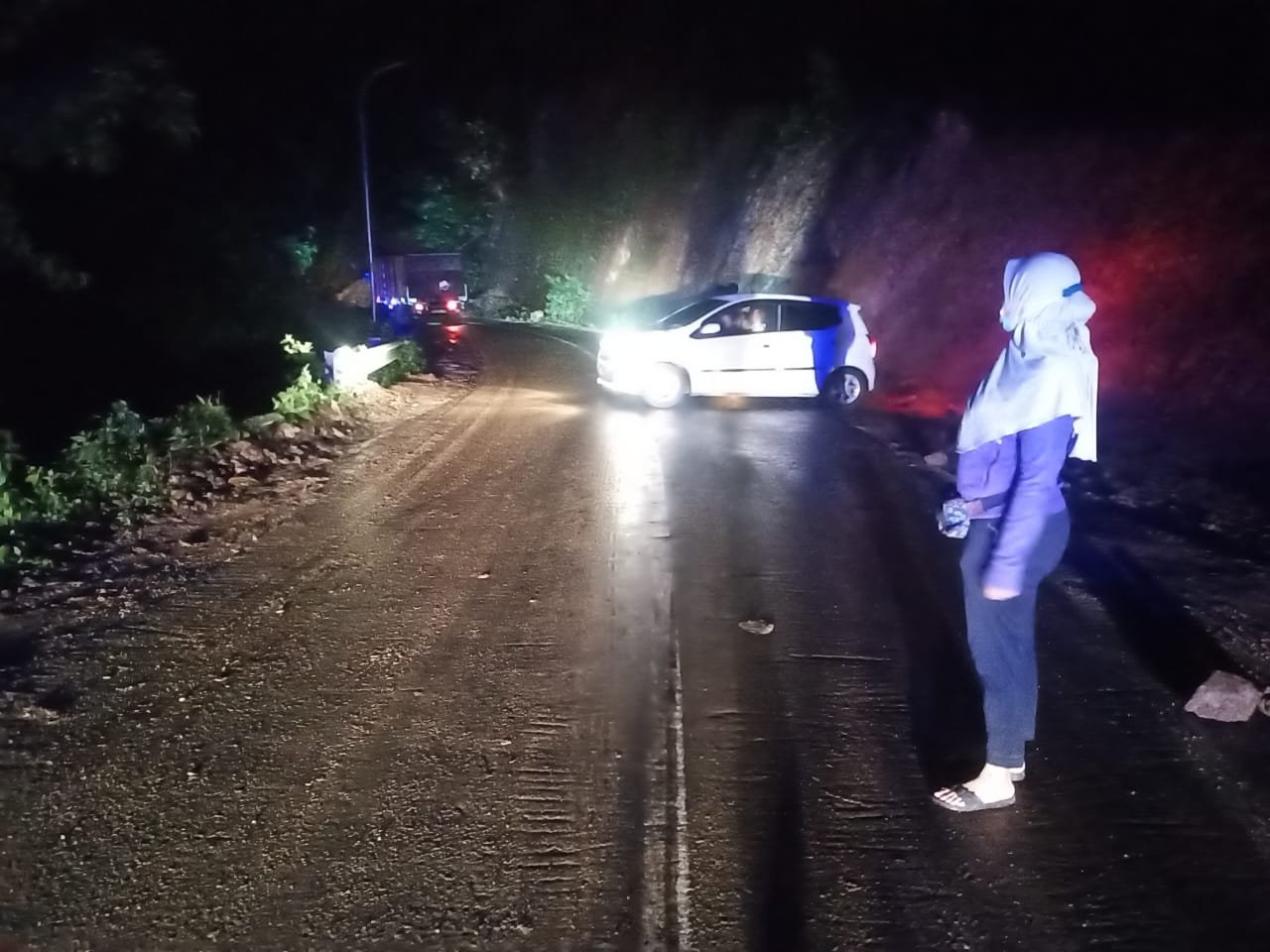 Srikandi Polsek Pemenang , AKP Evi: Pengendara Tidak Nekat  Lewat Jalur Pusuk Karena Licin dan Berbahaya