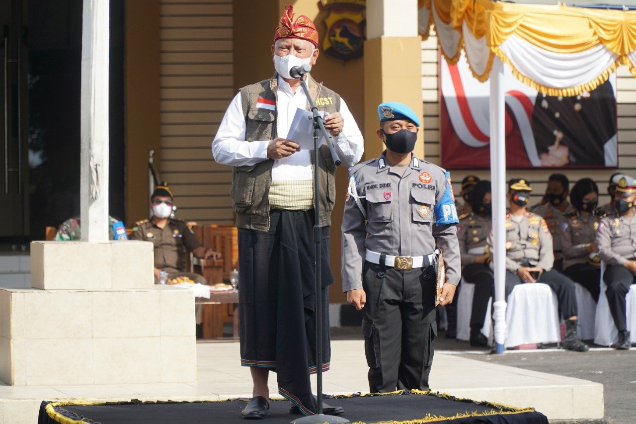 Jadi Komandan Apel Poskamling, Bupati Lotim Tekankan Pentingnya Soliditas Empat Pilar
