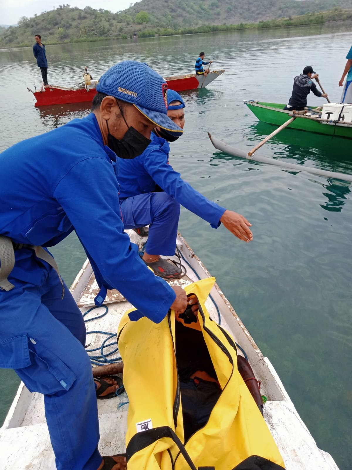 Satu dari Tiga pemancing yang Tewas Terseret Air Laut Berhasil Ditemukan Sat Pol Airud Sumbawa