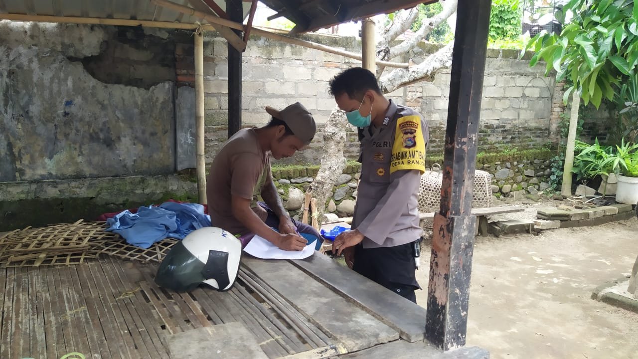 Percepat Vaksinasi, Polsek Gunungsari Lakukan Pendataan  dari Pintu ke Pintu