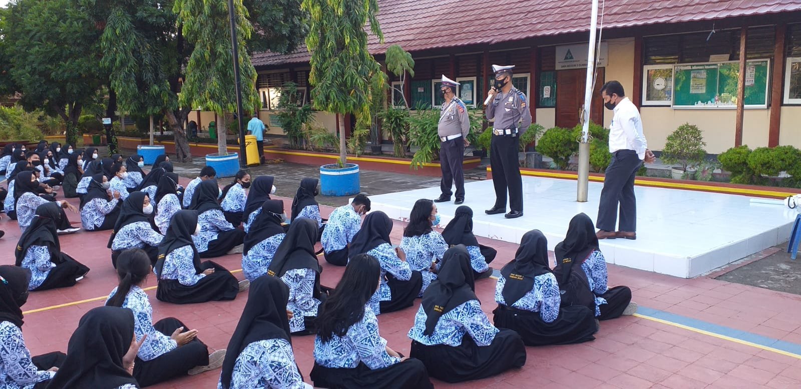 Satlantas Polres Sumbawa Datangi Dua SMAN , Sosialisasikan Operasi Patuh dan Prokes Covid19