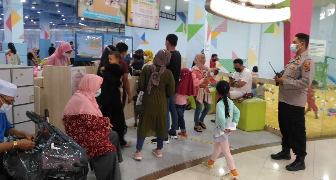 Polsek Mataram Ingatkan Pengunjung Epicentrum Mall Mataram Pentingnya Prokes