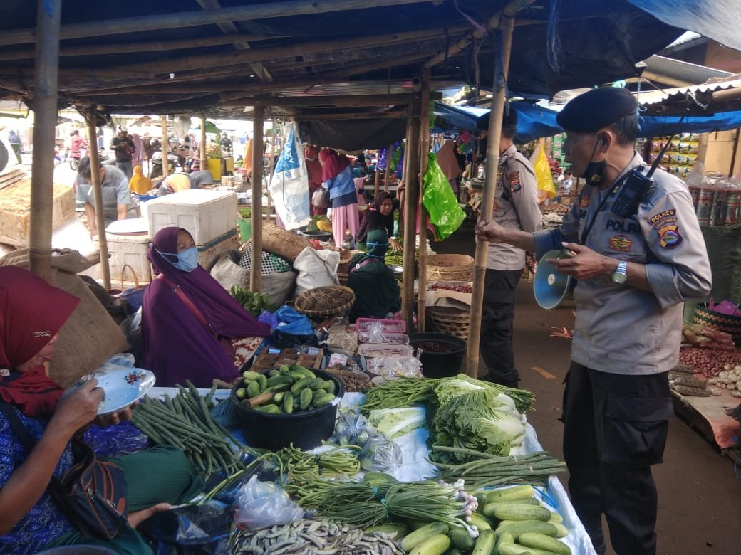 Sambangi Pasar Tradisional, Polsek Batu Kliang Sampaikan Pesan Kamtibmas