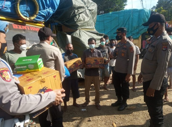 Kelimpungan Menunggu Jadwal Penyeberangan di Pelabuhan Lembar, Sopir dan kondektur 38 Truk Tujuan Waingapu NTT Dibantu Logistik Polres Lombok Barat