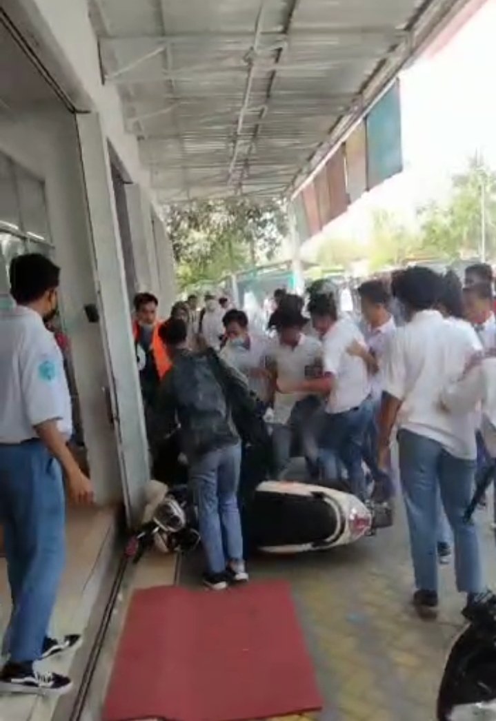 Tawuran Antar  Pelajar SMKN di Praya Tengah Dibubarkan Aparat Kepolisian Lombok Tengah