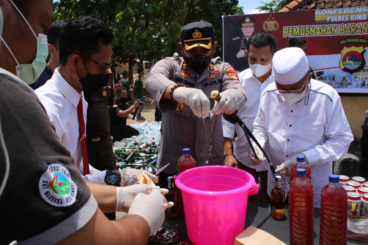 Polres Bima Kota Undang MUI Musnahkan Sabu dan Ribuan Botol  Miras